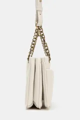 Bandolera mini de diseño acolchado con pespuntes verticales. Cuenta con doble compartimento, uno con cierre imantado y otro con cremallera, además de un bolsillo frontal con cierre imantado. Incluye asa regulable con detalle de cadena metálica.