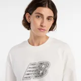 Remera de corte cropped y mangas cortas, confeccionada en tejido de punto de algodón. Presenta un estampado gráfico frontal con el logo de New Balance con diseño de encaje.