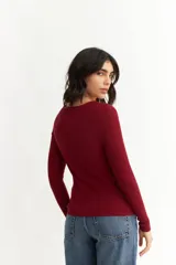 Sweater gris de tejido de punto acanalado, con escote corazón y mangas largas.