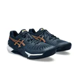 Championes de tenis Asics Gel Resolution 9 Clay, color azul marino con detalles en cobre y blanco. Diseñados con tecnología Dynawall para mayor estabilidad y soporte en canchas de polvo de ladrillo.