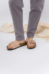 Sandalias plateadas con hebilla metálica, plantilla anatómica y base marrón.