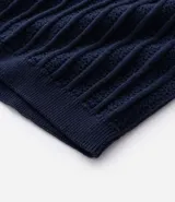 Remera masculina de algodón con textura acanalada y efecto punto. Presenta un diseño de corte regular, cuello redondo y manga corta.