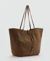 Bolso tipo shopper de gran tamaño confeccionado en piel bovina color verde oliva, con diseño minimalista, doble asa de hombro y cierre mediante cordón ajustable.