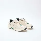 Zapatillas deportivas de estilo urbano confeccionadas en malla y material sintético. Presentan una combinación de colores en crema, negro y verde, con suela robusta y diseño ergonómico.