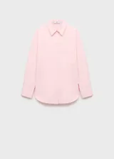 Camisa oversize color rosado, con cuello camisero, manga larga con puños abotonados, bolsillo de parche en el pecho y cierre frontal con botones ocultos.