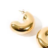 Aros tipo argolla gruesa, color dorado, con cierre a presión.