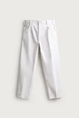 Jeans relaxed fit color blanco, de corte recto y tiro medio con tejido de algodón rígido. Cuenta con cinco bolsillos, efecto ligeramente lavado, perneras con raya de planchado y cierre frontal con cremallera y botón.