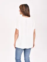 Blusa azul marino de corte holgado, con cuello en V y mangas cortas.