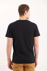 Remera de hombre color terracota, de manga corta y cuello redondo, con un pequeño logo bordado en el pecho.