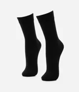 Par de medias negras de caña mediana, sin costuras y con textura acanalada, confeccionadas en viscosa.