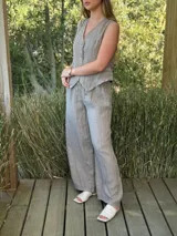 Pantalón ancho de lino azul con cintura elástica y cordón ajustable.