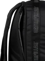 Mochila Caterpillar de diseño funcional, color negro, confeccionada en poliéster ripstop reciclado. Cuenta con un compartimento principal amplio con bolsillo interior, bolsillo frontal con cierre y panel organizador, bolsillos laterales de malla y detalles reflectantes.