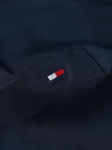 Camisa de manga larga color azul marino, confeccionada en tejido de popelina de algodón BCI. Presenta cuello clásico, cierre frontal de botones, bolsillo de parche en el pecho y puños abotonados.