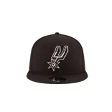 Gorro negro de visera plana marca New Era, modelo 950, con logo bordado de los San Antonio Spurs en blanco al frente y logo de la NBA en el lateral.