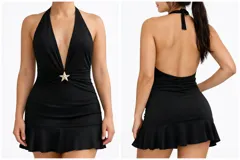 Vestido corto negro con escote halter profundo, espalda descubierta y detalle de aplique metálico en forma de estrella en la cintura. Presenta un ruedo con volados.