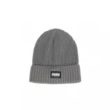 Gorro de lana gris con textura acanalada y logo de Puma en etiqueta rectangular negra en el frente.