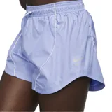 Short deportivo color coral con cintura elástica ajustable con cordón y detalles reflectantes.