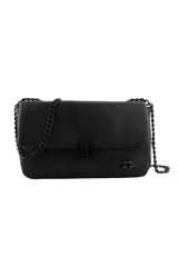 Cartera tipo bandolera de cuero sintético color negro, con solapa frontal, cierre de broche circular y detalle de aplique metálico en forma de labios. Incluye correa de cadena metálica negra.