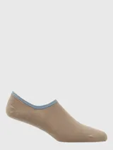 Calcetín tipo invisible color beige con borde superior en tono azulado, diseñado para usar con zapatillas.