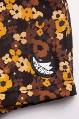 Short de baño con estampado floral en tonos marrones y amarillos, con cintura elástica ajustable con cordón.