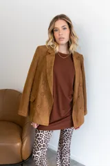 Remerón negro de manga corta, corte holgado y tejido de punto acanalado.