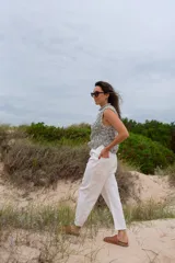 Chaleco tejido a mano en lana merino color gris y blanco, con cuello alto y sin mangas.