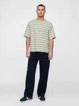 Remera de manga corta con cuello redondo, a rayas horizontales en tonos celeste, blanco y marrón.