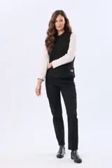 Pantalón cargo skinny de algodón con elastano, color beige, con bolsillos laterales con solapa en las piernas y trabillas para cinto.