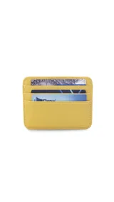Tarjetero de símil cuero color beige con visor frontal transparente y ranuras para tarjetas.