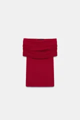Top de punto color bordó con escote recto y hombros descubiertos. Presenta un diseño ajustado y cuello volcado con drapeado.
