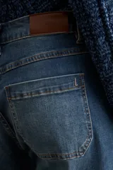 Pantalón de jean wide leg en color blanco, de tiro alto y corte ancho con dobladillo ancho en los bajos.