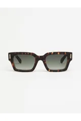 Lentes de sol Tiwi modelo Kobe, con montura gruesa de acetato color carey y lentes degradadas en tono verde.