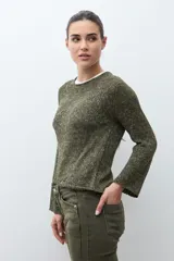 Sweater de punto color verde oliva con escote bote y mangas largas acampanadas.