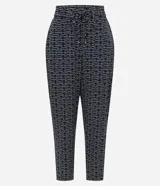 Pantalón carrot de crepé con cintura alta, estampado geométrico en blanco y negro, y lazo en la cintura.
