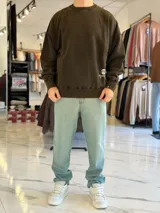 Buzo oversize de cuello redondo en color marrón con efecto gastado, con gran estampado en la espalda de estrellas y el texto VCP CNPT.