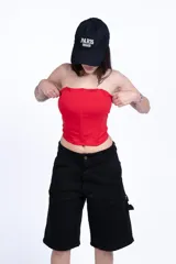 Corset rojo sin mangas con escote recto.