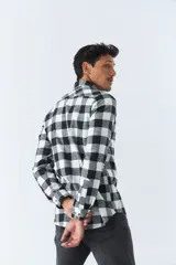 Camisa de hombre a cuadros color rosa, blanco y azul, de corte slim, manga larga, con bolsillo en el pecho y logo bordado.