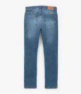 Pantalón de jean corte slim, con diseño clásico de cinco bolsillos, cierre frontal con cremallera y botón, y costuras reforzadas.