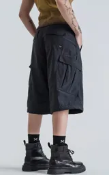 Pantalón cargo negro convertible, con cierre en la parte media de la pierna que permite transformarlo en un short ancho. Presenta bolsillos cargo a los lados y un corte holgado.