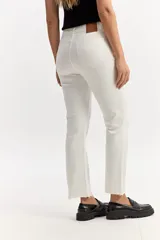 Jean straight crop de tiro alto, con piernas rectas y largo por encima de los tobillos. Presenta terminación desflecada y diseño clásico con bolsillos.