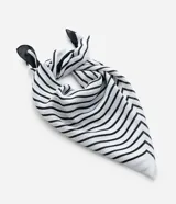 Pañuelo cuadrado de satén con estampado geométrico de líneas concéntricas en blanco y negro. Presenta un borde negro sólido y acabado brillante.