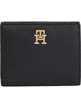 Billetera mediana Tommy Hilfiger plegable de color negro con acabado granulado. Tiene cierre de botón a presión, múltiples ranuras interiores para tarjetas e insignia del monograma TH en la parte delantera.