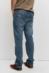 Pantalón de jean color azul clásico, de corte regular y diseño recto, con lavado sutil.
