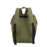 Mochila color beige de lona con múltiples cierres, bolsillos laterales y bolsillo antirrobo en la parte posterior. Tiene doble asa de mano y correas de hombro ajustables.