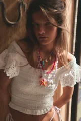Pack de tres collares con dijes marinos, cuentas de colores y cadena de eslabones metálicos.
