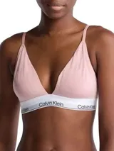 Soutien estilo triángulo de algodón modal, color rosado pálido, con copas sin costuras y relleno. Presenta una banda elástica ancha bajo el busto con el logo de Calvin Klein en blanco y negro.