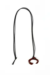 Collar con cordón negro y dije marrón en forma de gancho.