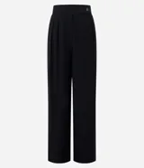 Pantalón de vestir negro, corte pantalona ancho y fluido, con pliegues frontales y cierre de botón en la cintura.