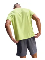Remera deportiva de manga corta marca Under Armour, color verde lima, de cuello redondo y corte clásico.