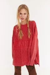 Sweater oversize unisex de tejido de punto con diseño de ochos y efecto lavado. Presenta cuello redondo, mangas largas y una franja central con letras en relieve.